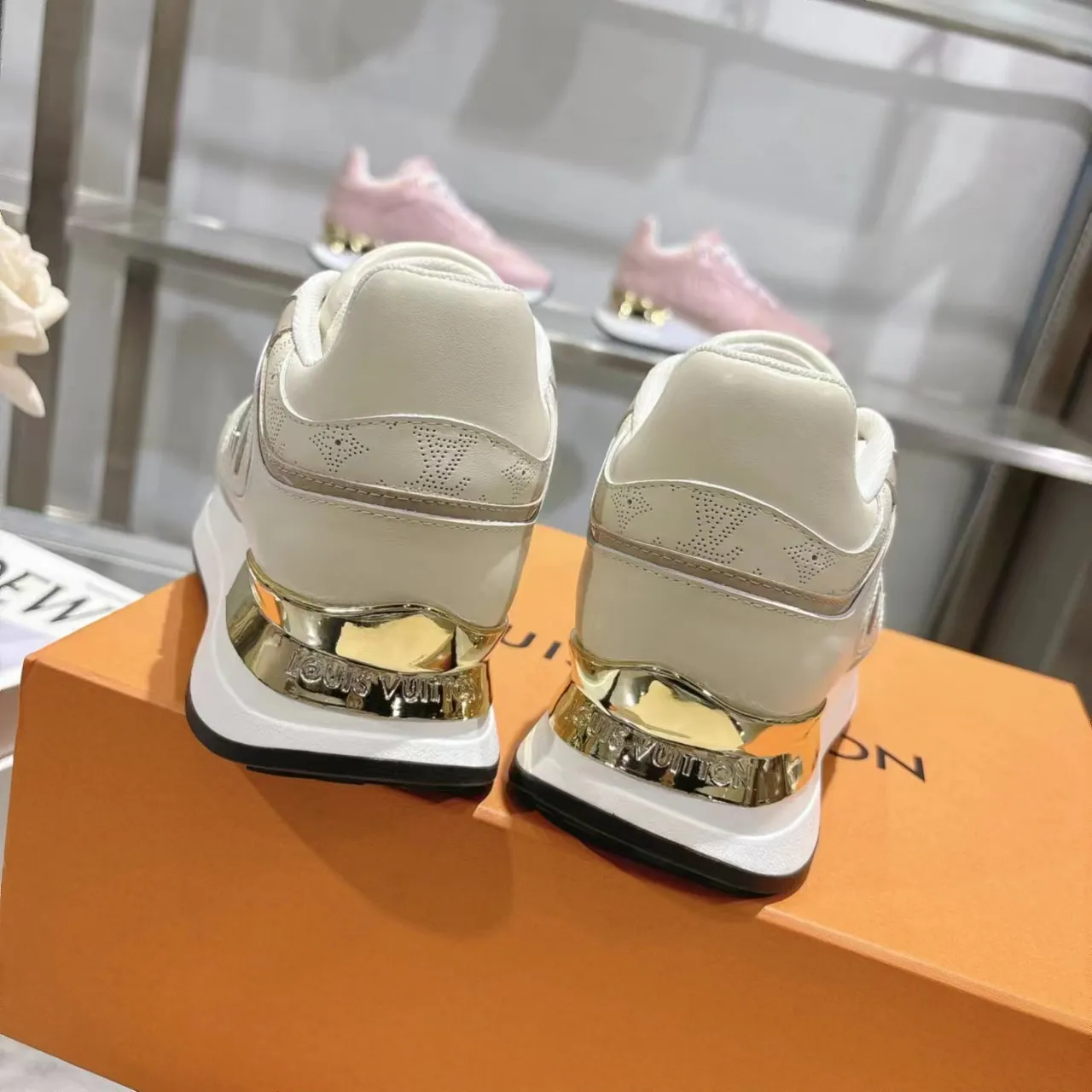 [L Family] P: 760💰Size 35-42 for women, 39-46 for men, (41.42 for women, 45.46 for men, customized) .LV Donkey Brand 🔥🔥LOUIS VUITTON Louis Vuitton's official website synchronizes the 2025 autumn and winter couple's models, which are now on the market, this Neo Run Away sneakers are inspired by running shoes, integrating LV's iconic must-have shoes into the trend. This version is a 1:1 replica of the original version. It is made of two-tone calfskin to highlight its simple lines and unique wedge outsole. Key details include the LV initials on the side and an engraved gold heel stabilizer on the back plus a 2cm hidden insole.
